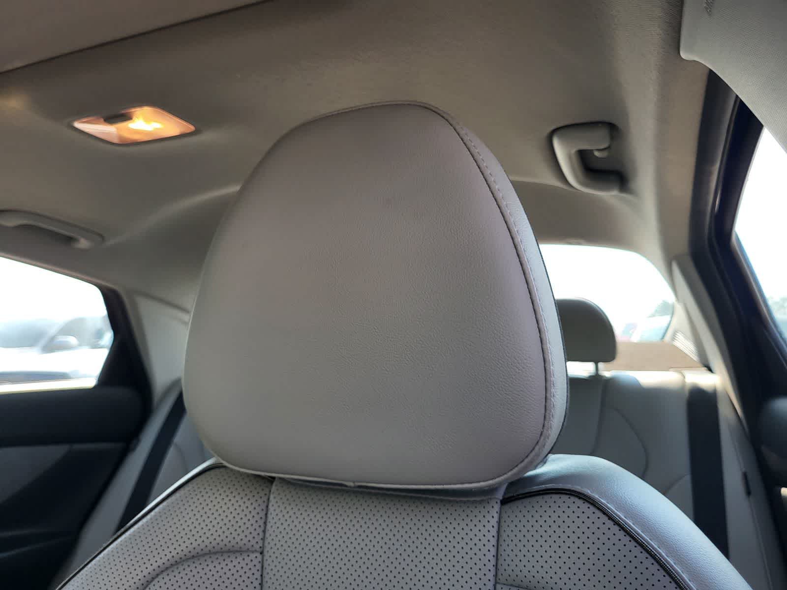 2025 Hyundai Elantra Limited - Photo 12