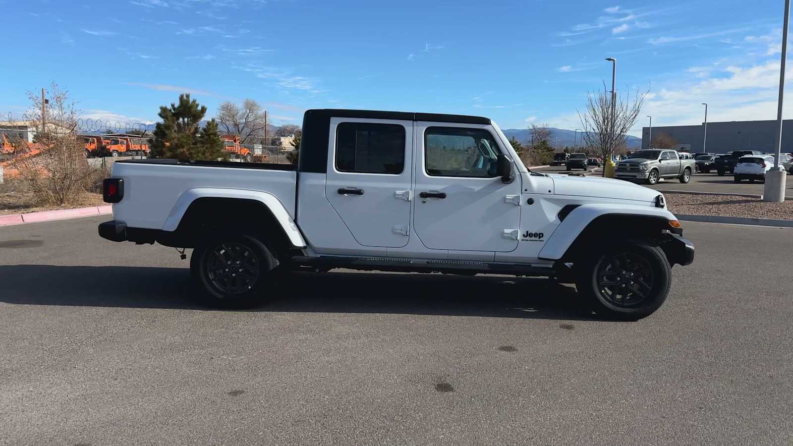2025 Jeep Gladiator Sport S photo 2
