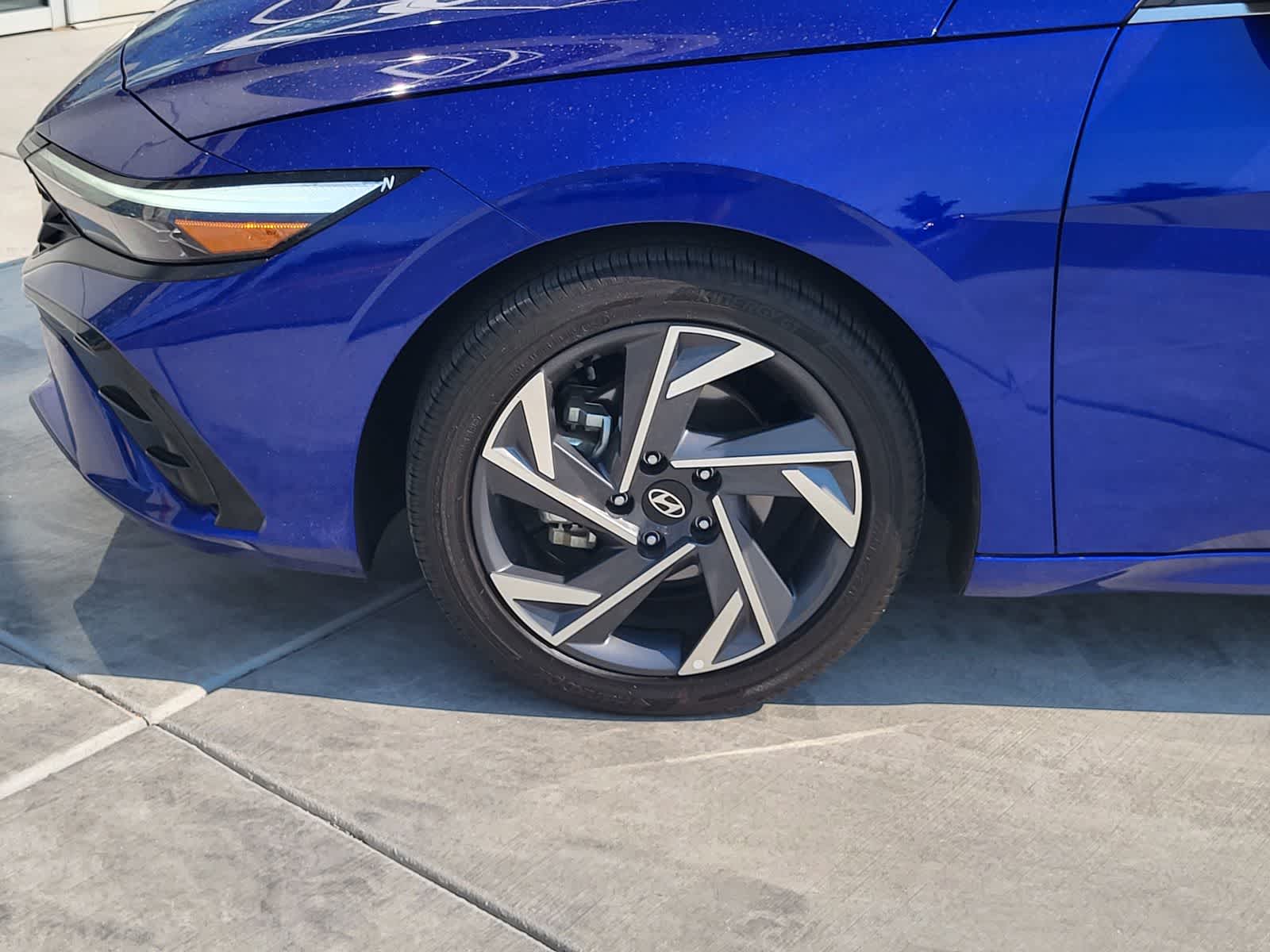 2025 Hyundai Elantra Limited - Photo 8