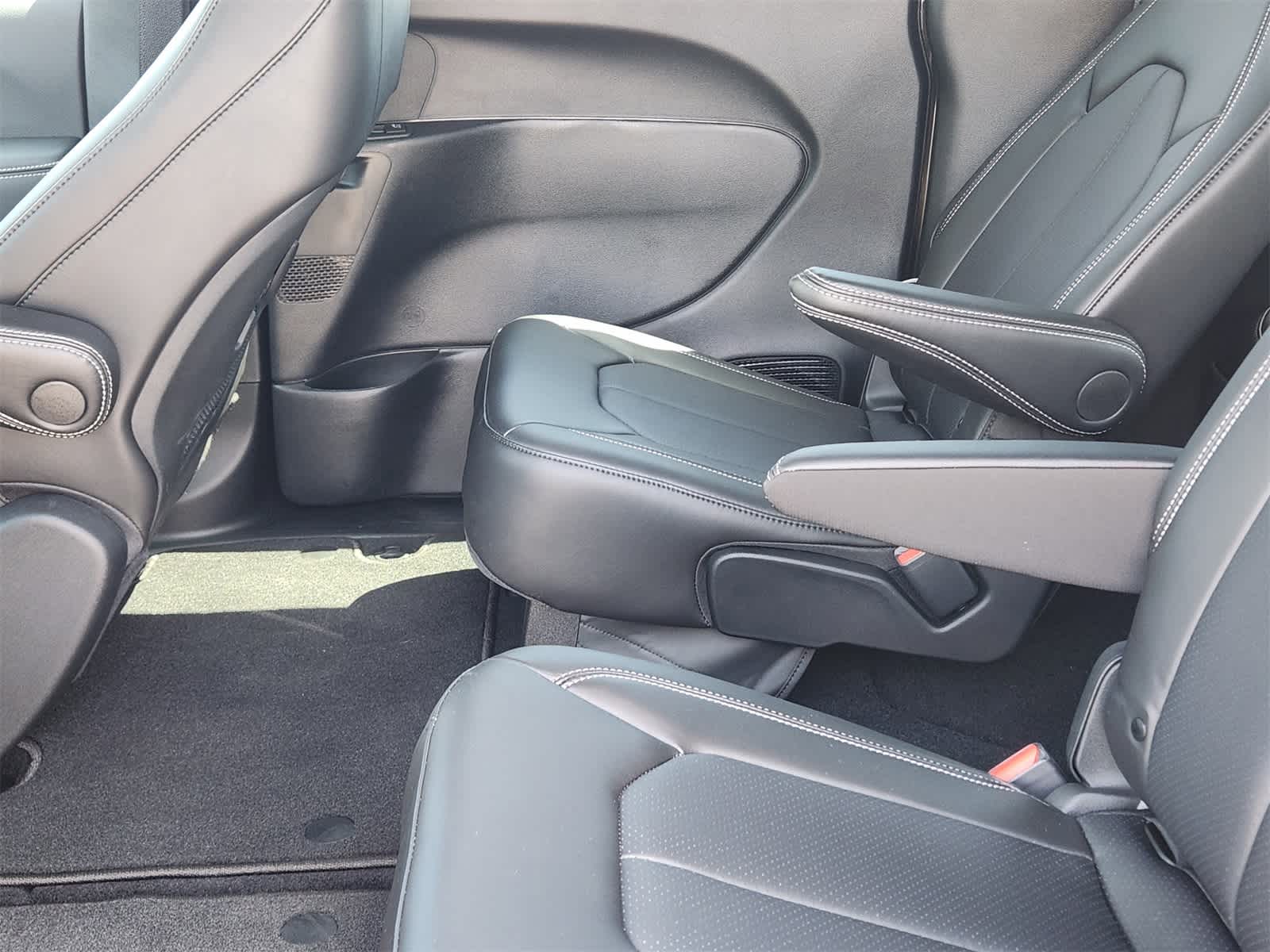 Thumbnail: 2025 Chrysler Pacifica - 24