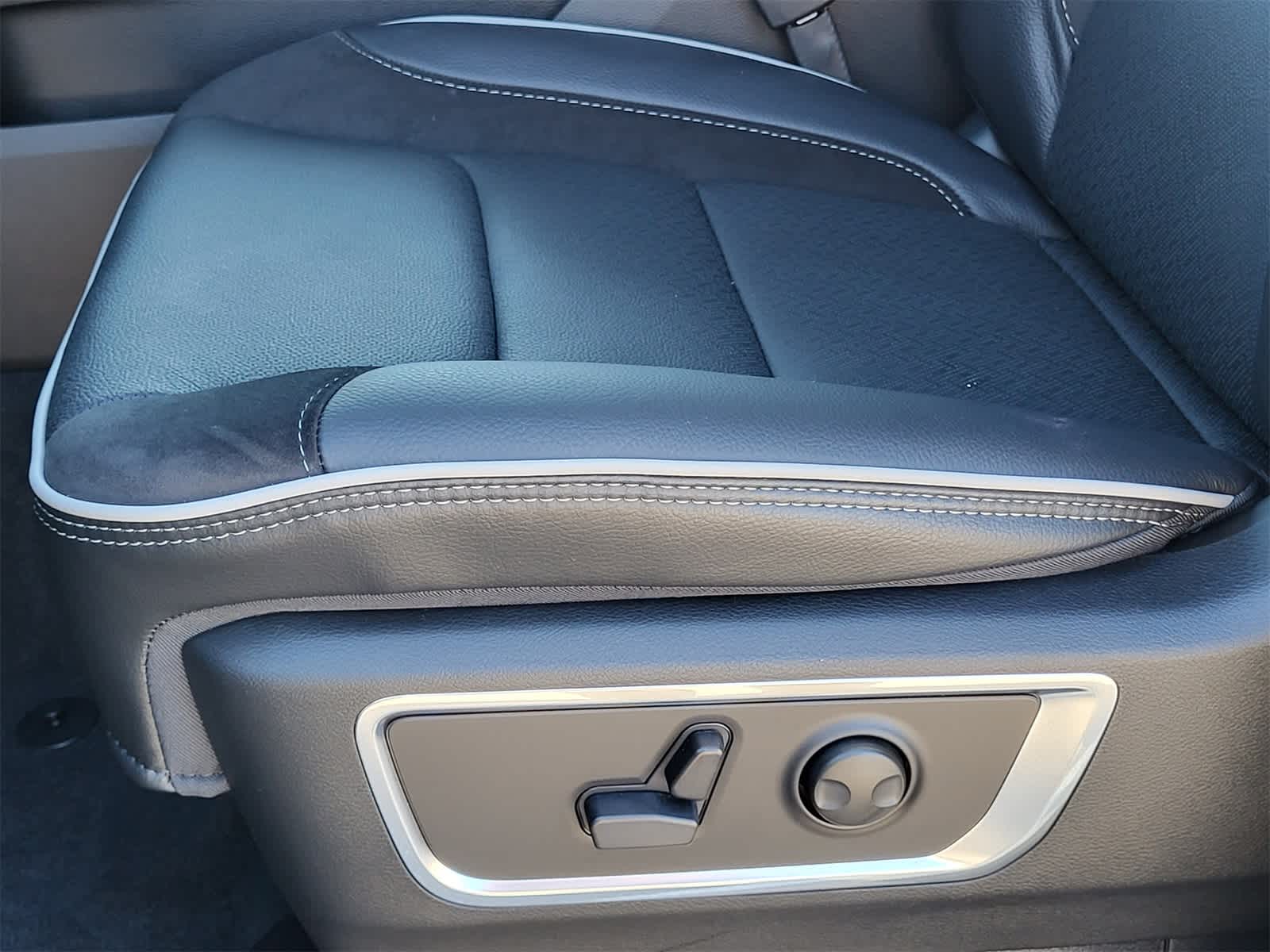 Thumbnail: 2026 RAM 1500 - 16