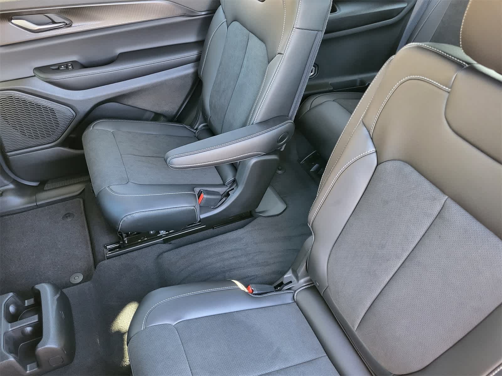 Thumbnail: 2025 Jeep Grand Cherokee L - 21