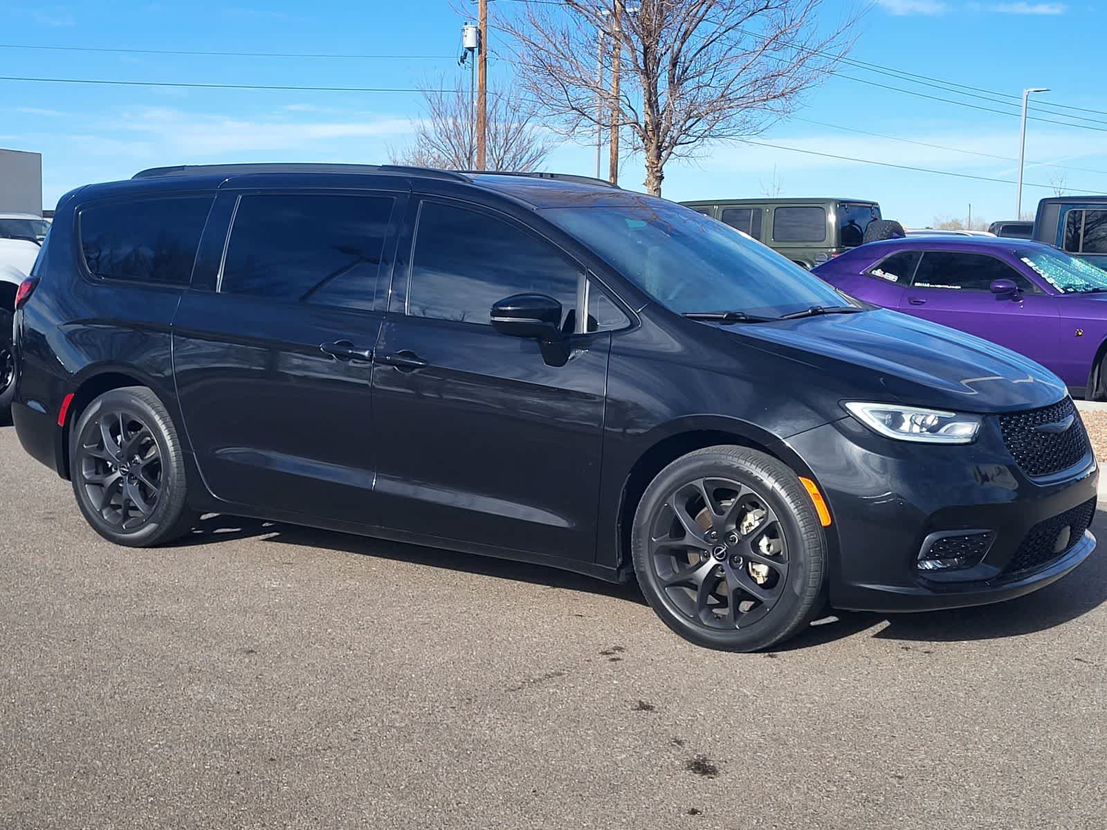 Thumbnail: 2023 Chrysler Pacifica - 3