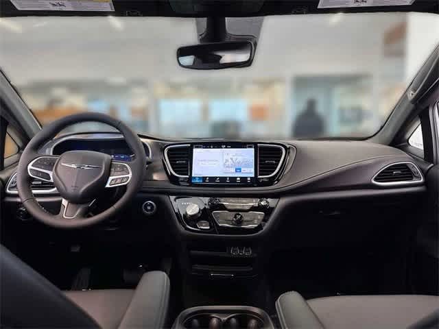 Thumbnail: 2025 Chrysler Pacifica - 17