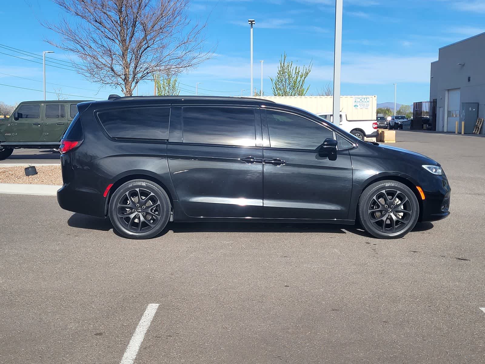 Thumbnail: 2023 Chrysler Pacifica - 4