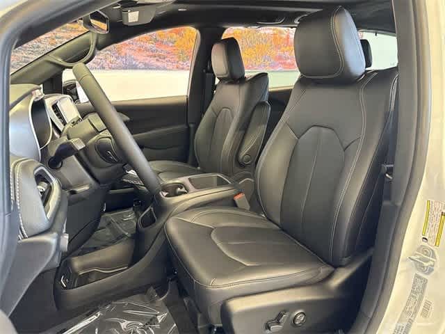 Thumbnail: 2025 Chrysler Pacifica - 18