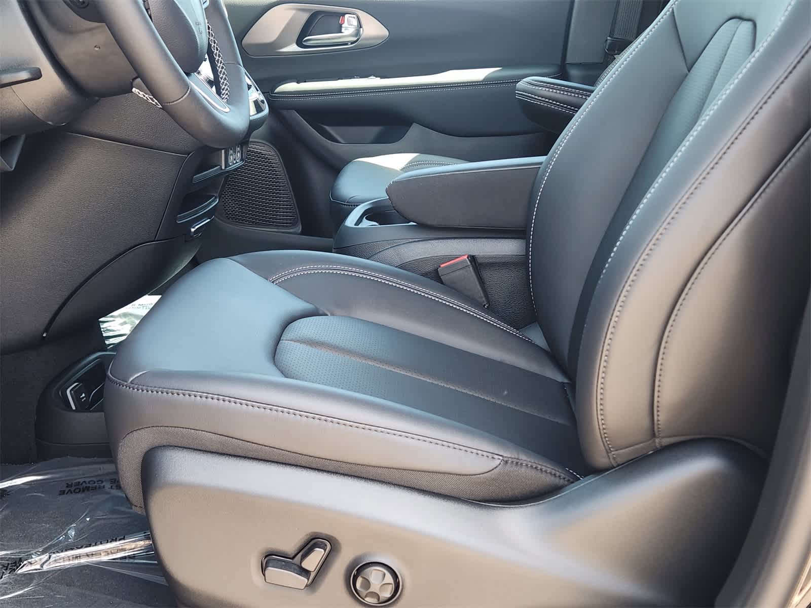 Thumbnail: 2025 Chrysler Pacifica - 12