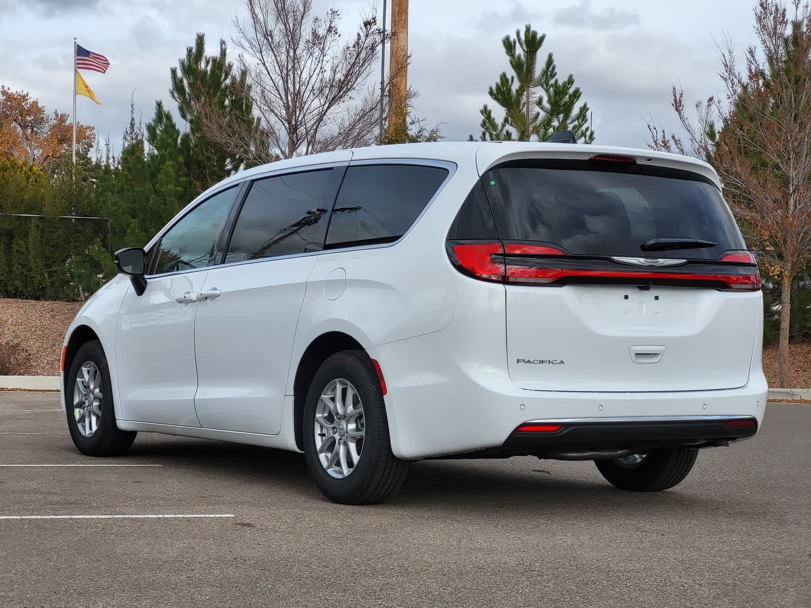 Thumbnail: 2026 Chrysler Pacifica - 4