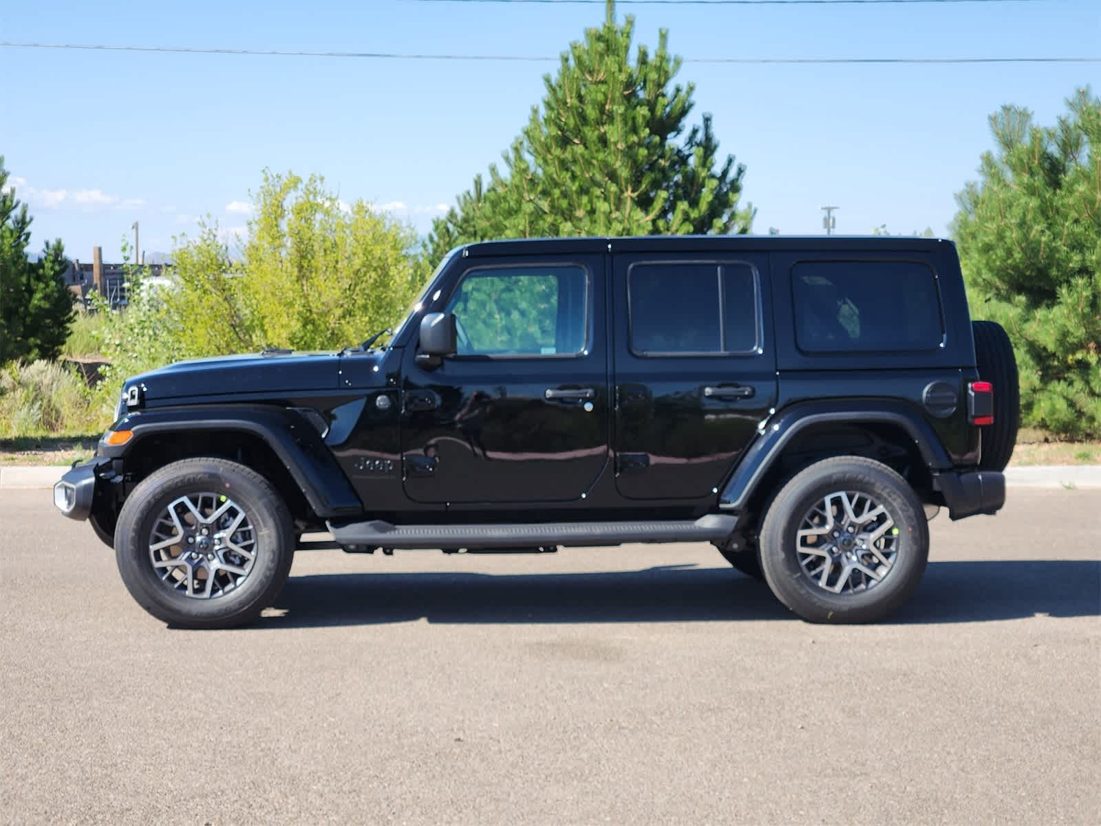 2025 Jeep Wrangler Sahara photo 4