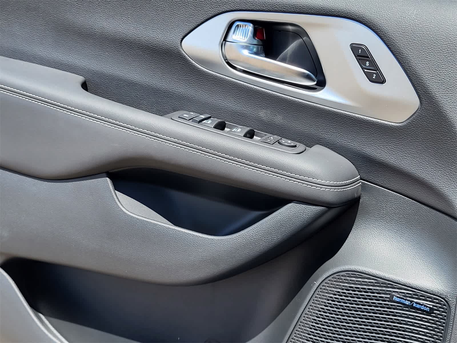 Thumbnail: 2026 Chrysler Pacifica - 17