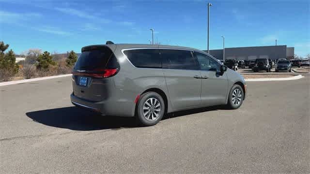 Thumbnail: 2025 Chrysler Pacifica - 8