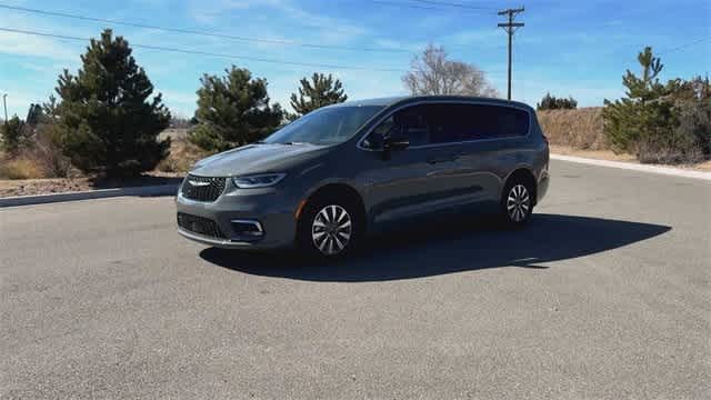 Thumbnail: 2025 Chrysler Pacifica - 4