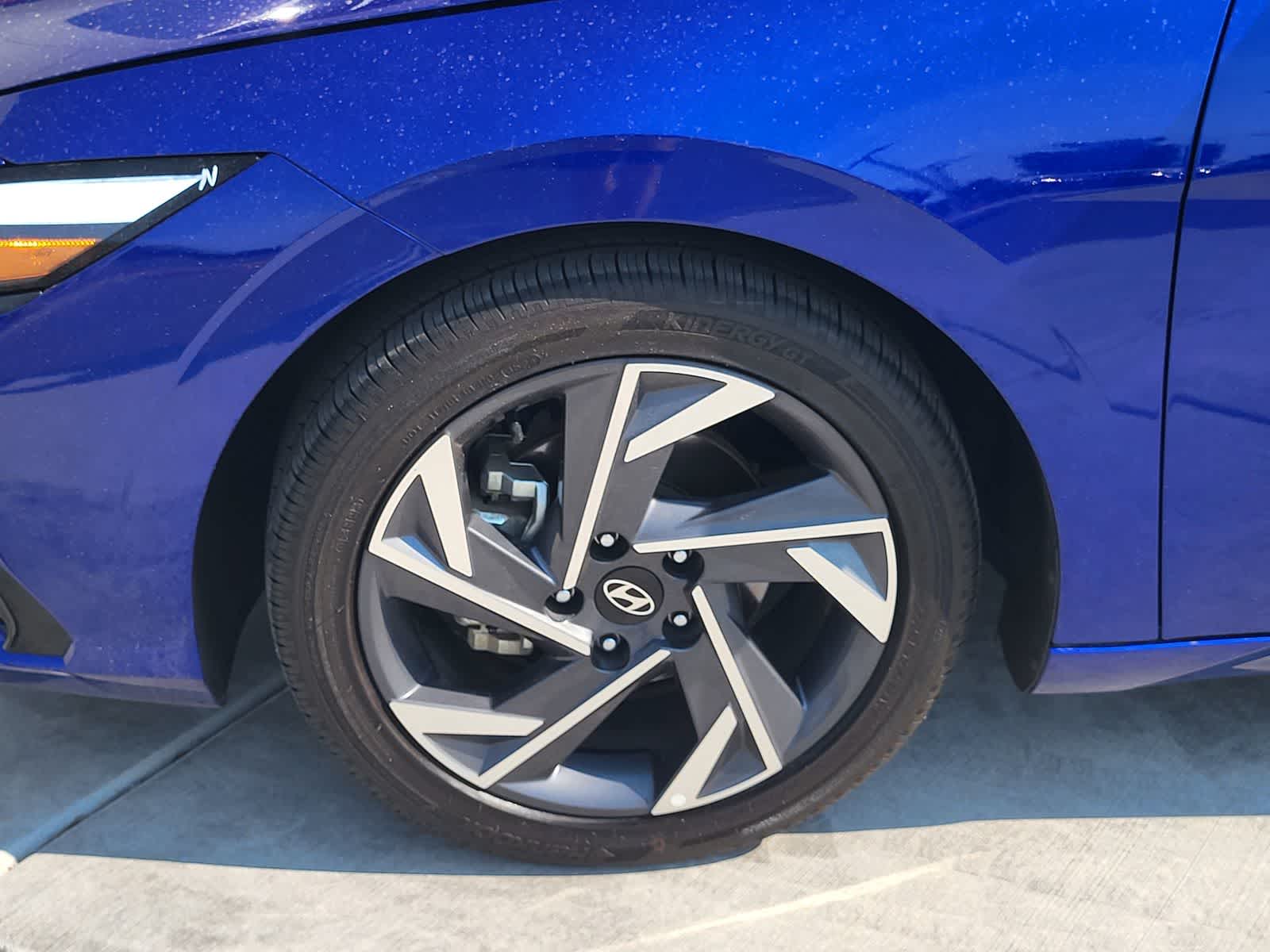 2025 Hyundai Elantra Limited - Photo 9