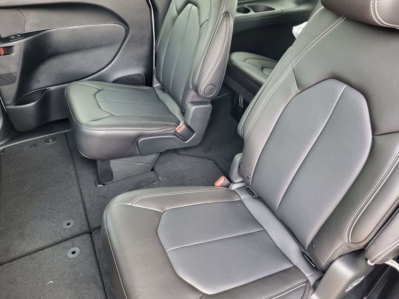 Thumbnail: 2026 Chrysler Pacifica - 18