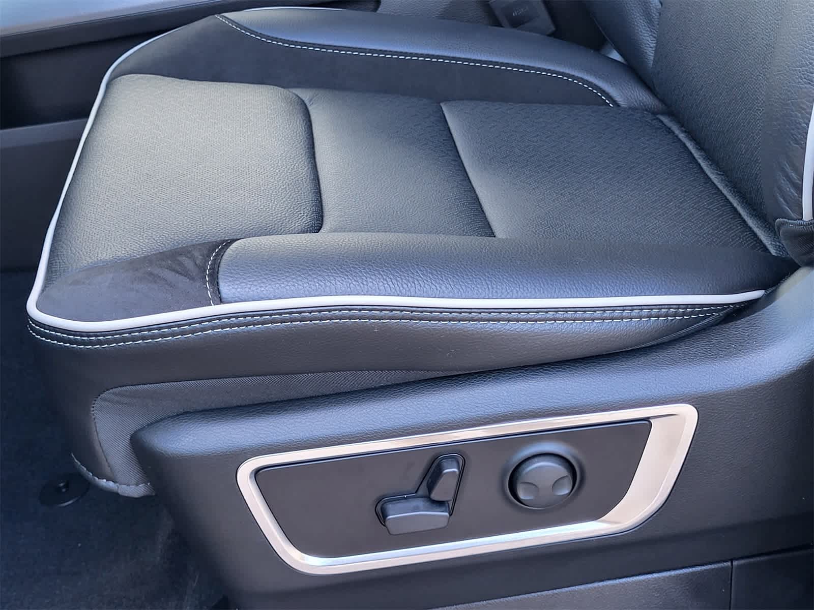 Thumbnail: 2026 RAM 1500 - 17