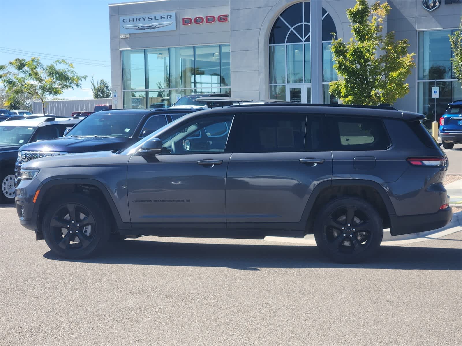2023 Jeep Grand Cherokee Laredo photo 3
