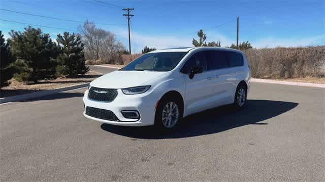 Thumbnail: 2025 Chrysler Pacifica - 4