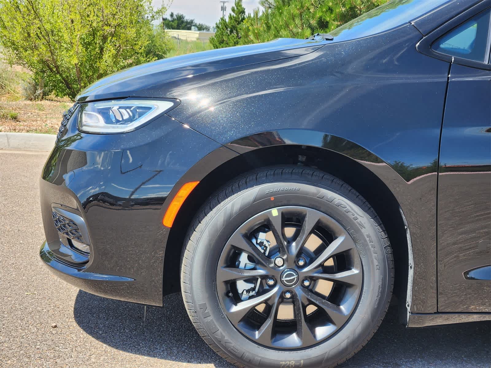 Thumbnail: 2025 Chrysler Pacifica - 9