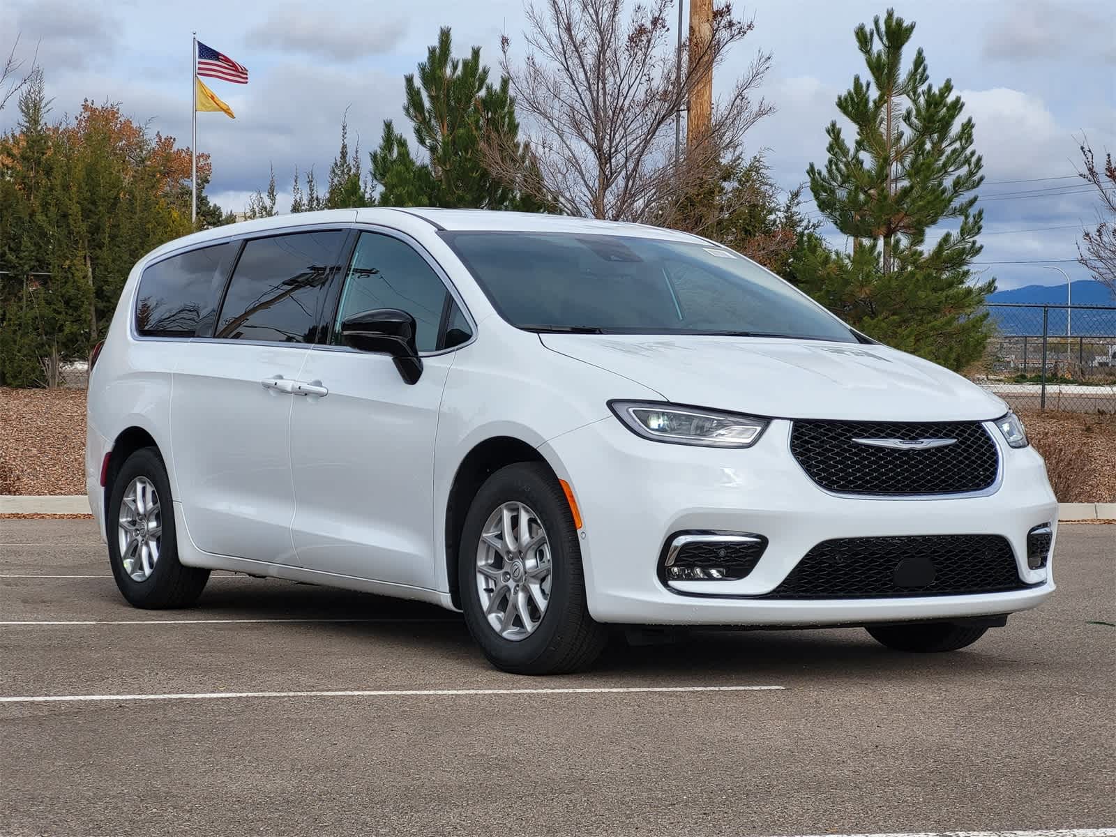 2026 Chrysler Pacifica photo 2