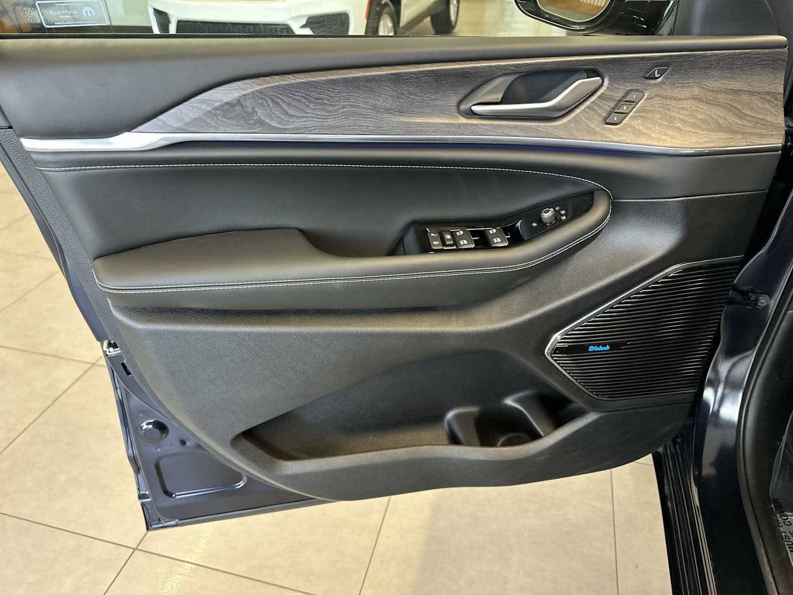 Thumbnail: 2024 Jeep Grand Cherokee - 31