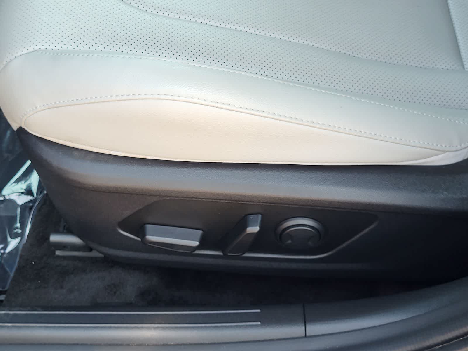 2025 Hyundai Elantra Limited - Photo 13