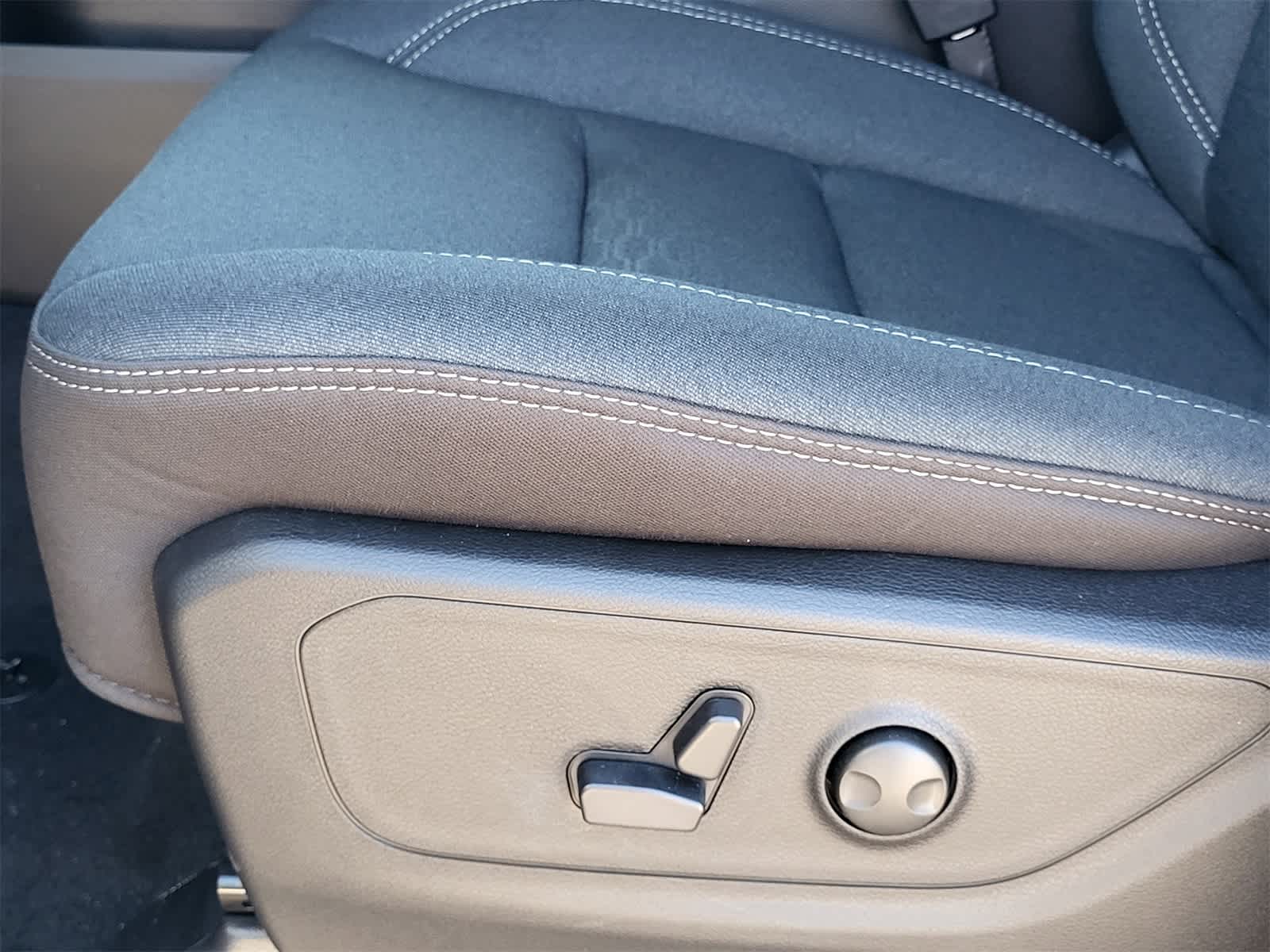 Thumbnail: 2026 RAM 1500 - 10