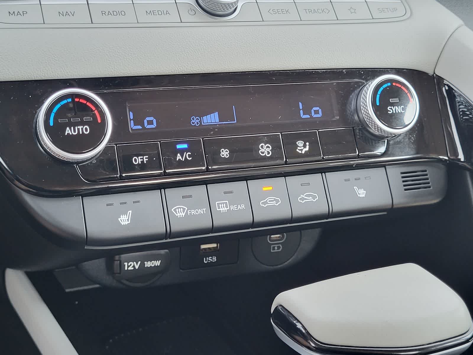 2025 Hyundai Elantra Limited - Photo 22