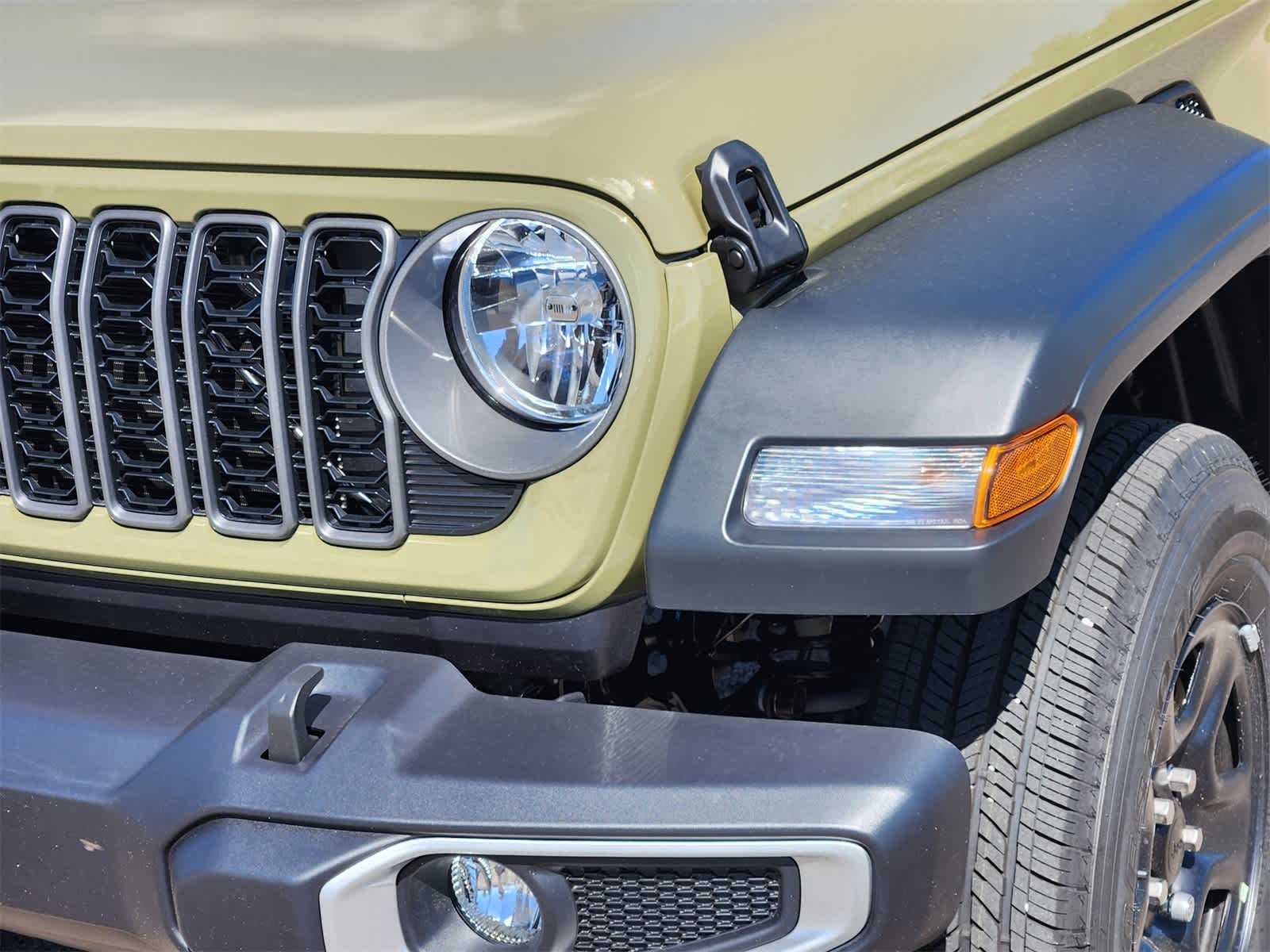 Thumbnail: 2025 Jeep Gladiator - 8