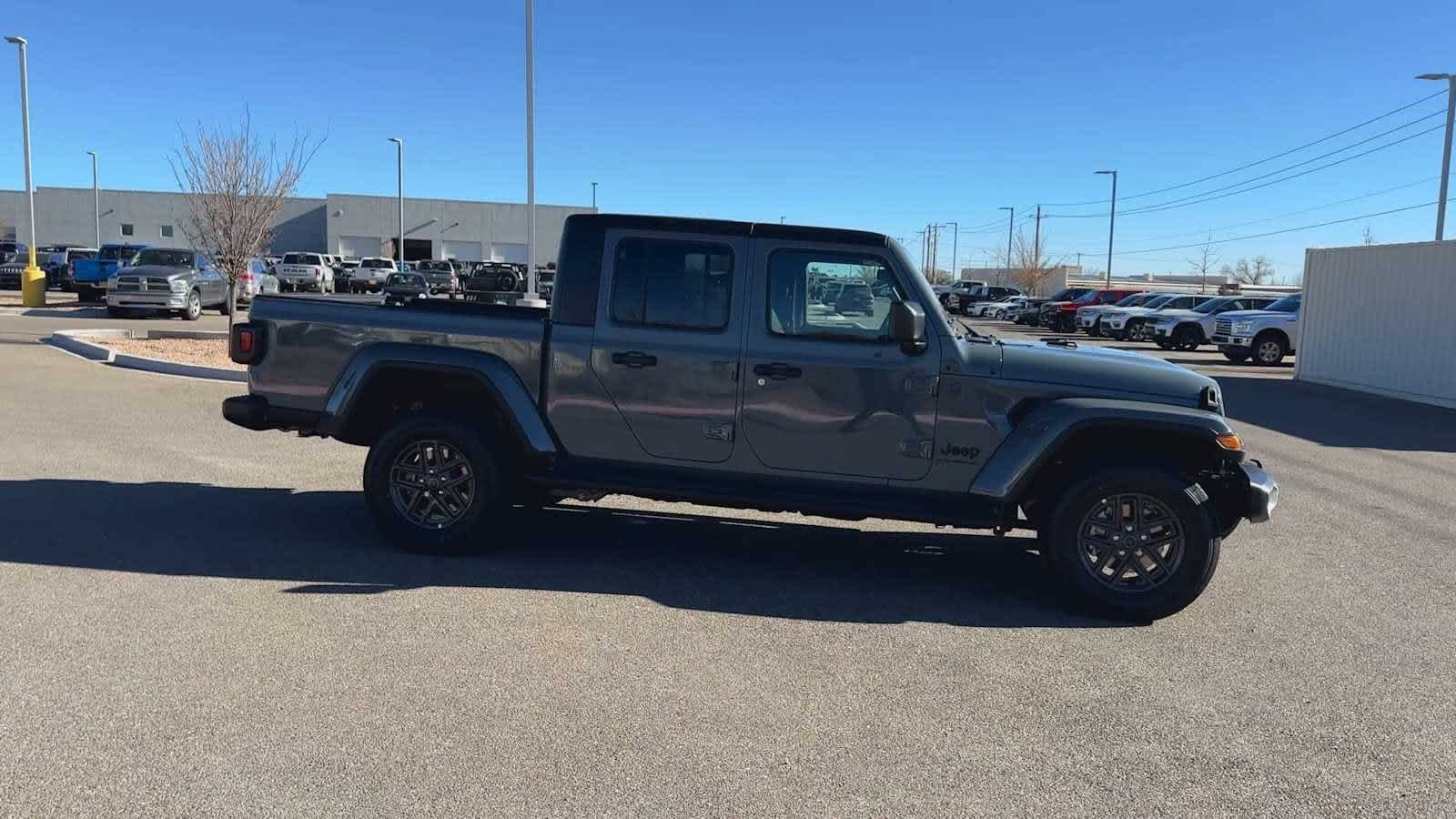 Thumbnail: 2025 Jeep Gladiator - 4