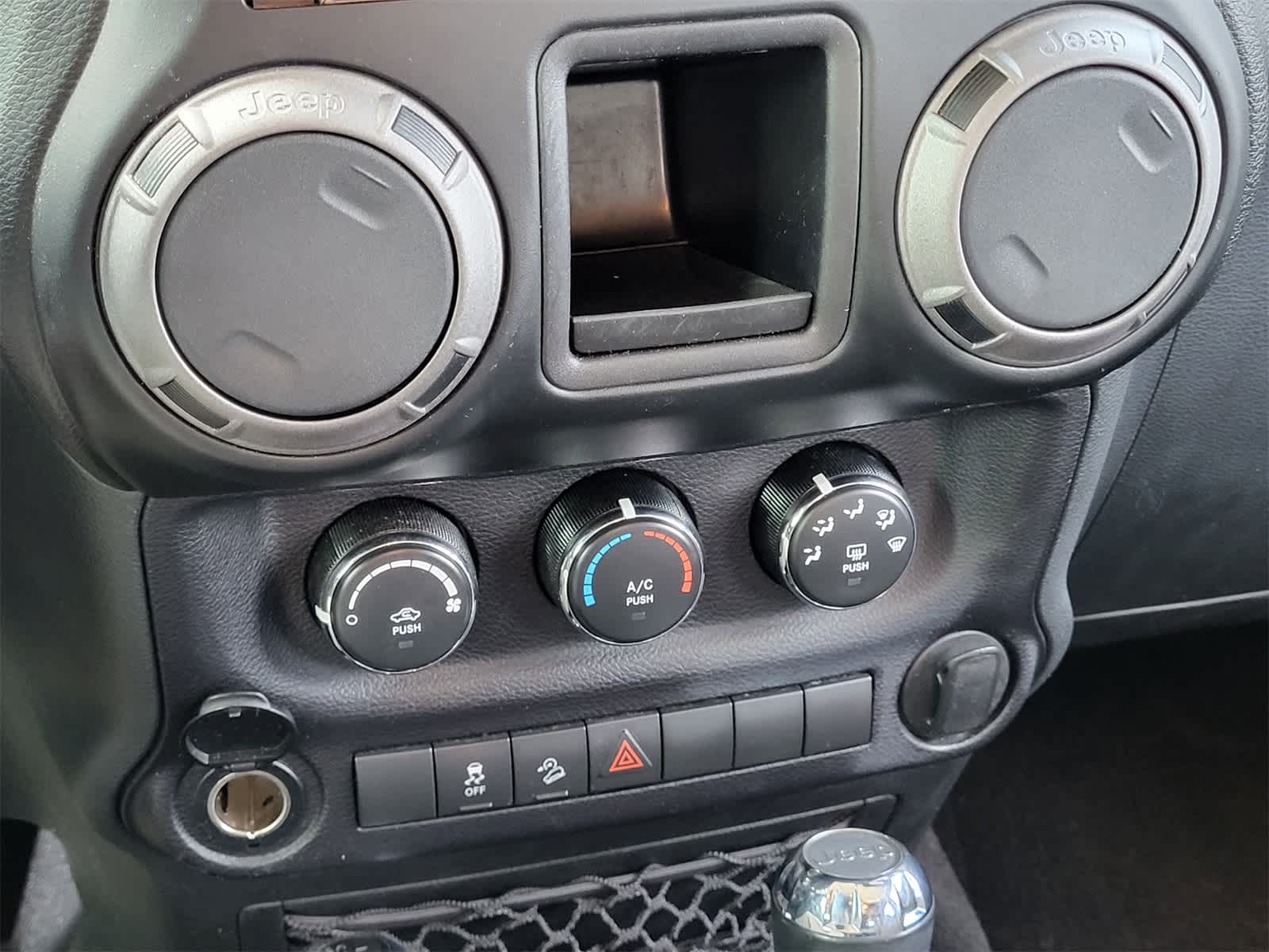 Thumbnail: 2016 Jeep Wrangler - 16