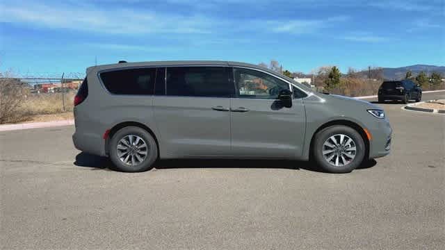 Thumbnail: 2025 Chrysler Pacifica - 9