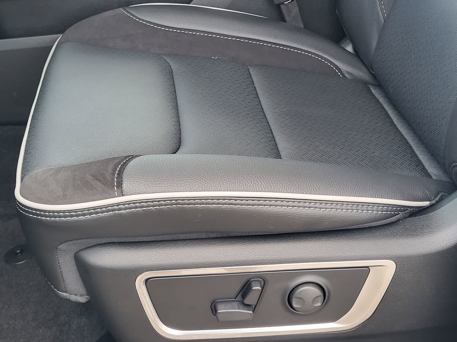 Thumbnail: 2026 RAM 1500 - 17