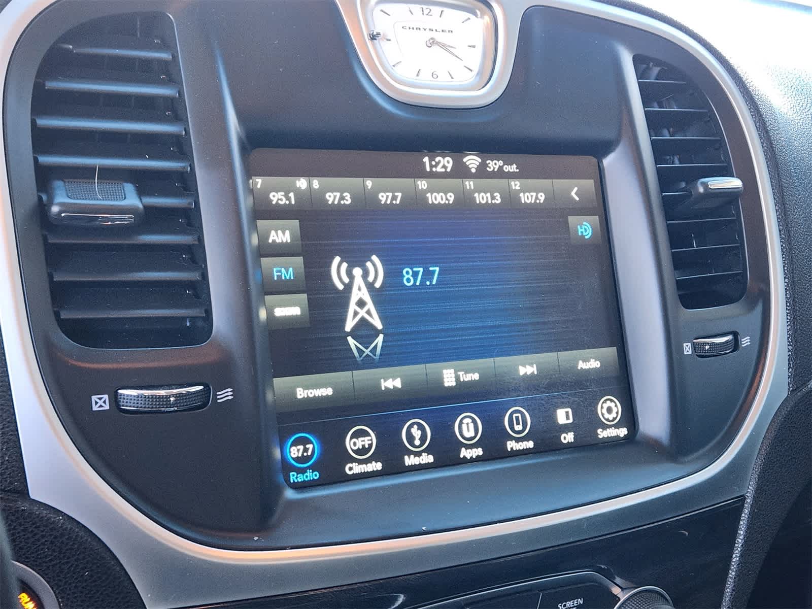 Thumbnail: 2019 Chrysler 300 - 18