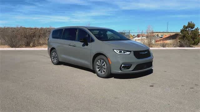 Thumbnail: 2025 Chrysler Pacifica - 2