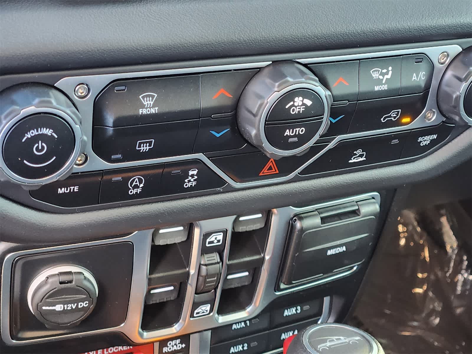 Thumbnail: 2024 Jeep Gladiator - 23