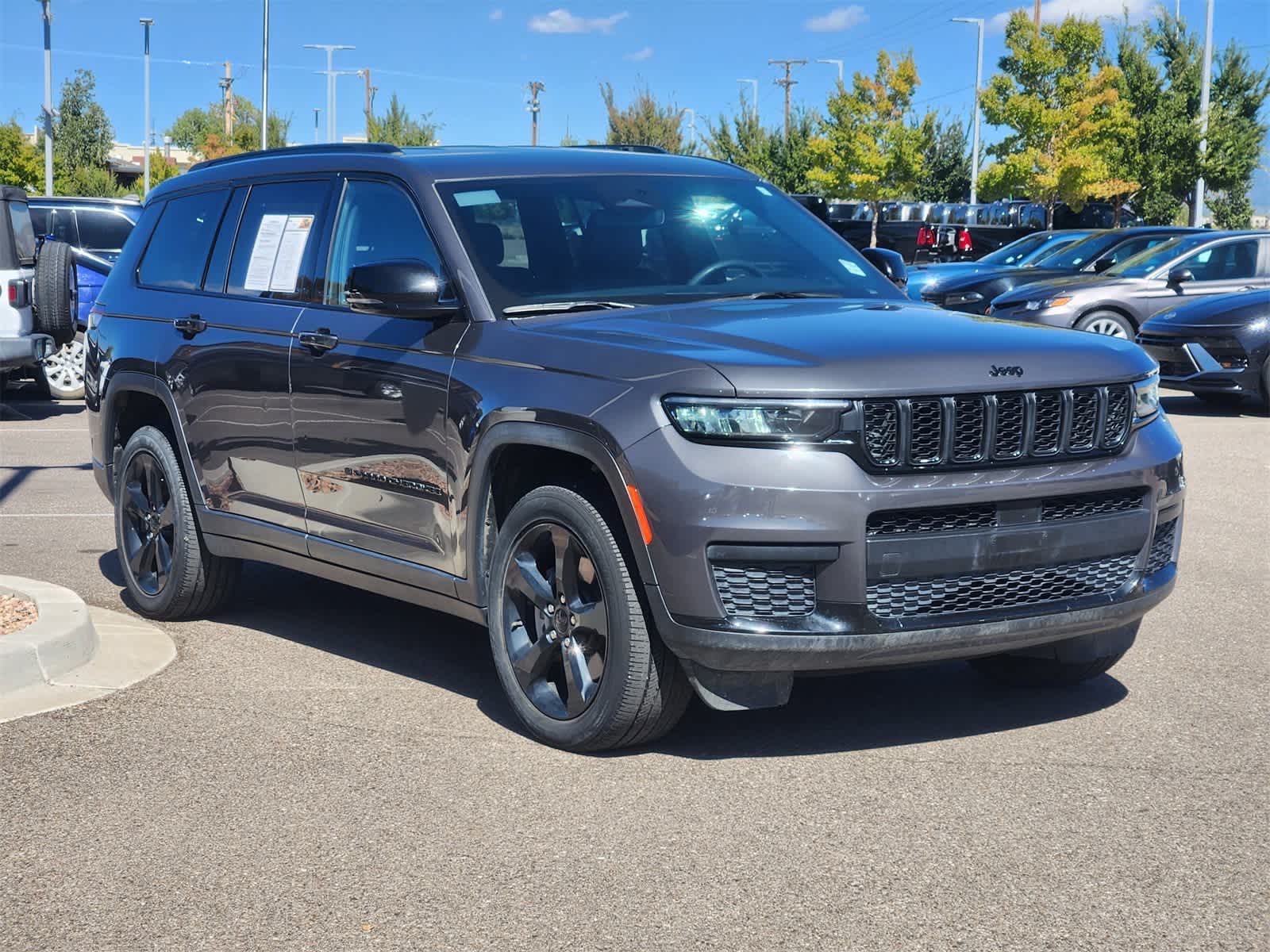 2023 Jeep Grand Cherokee Laredo photo 2