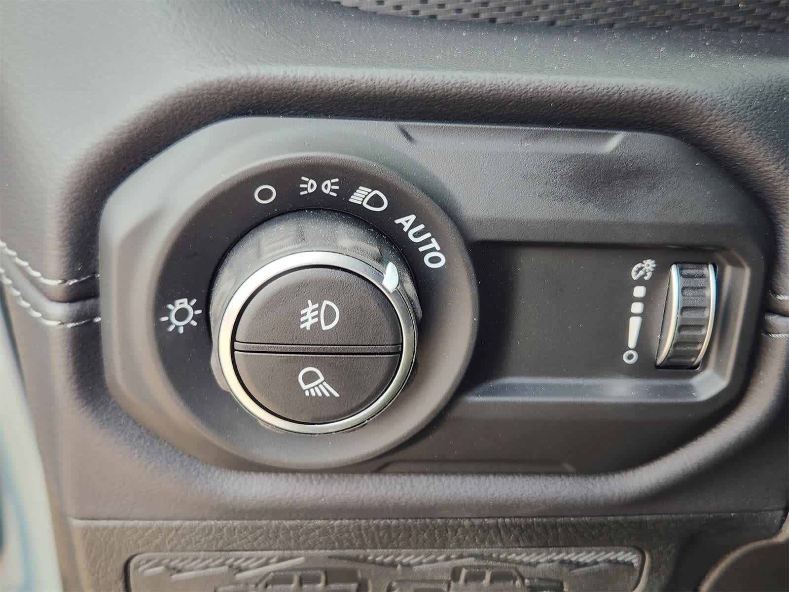 Thumbnail: 2025 Jeep Gladiator - 17