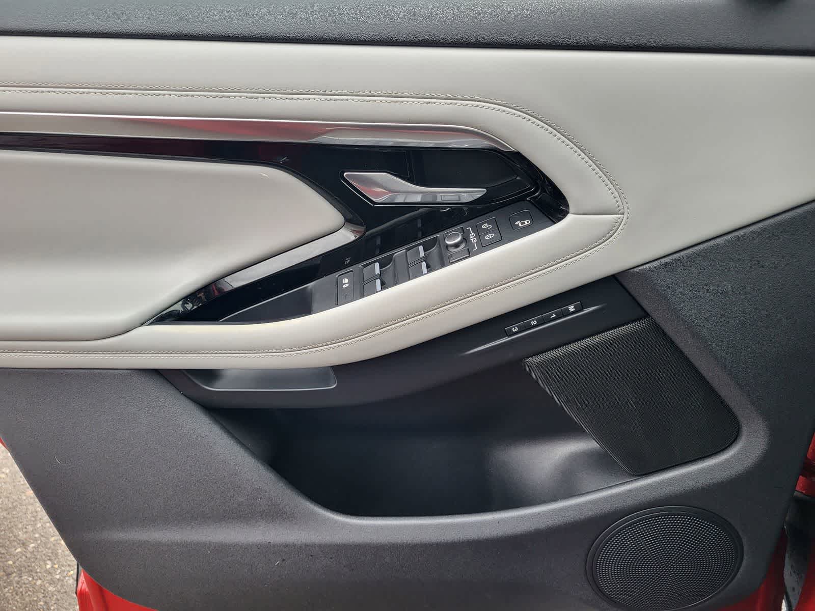 Thumbnail: 2020 Land Rover Range Rover Evoque - 16