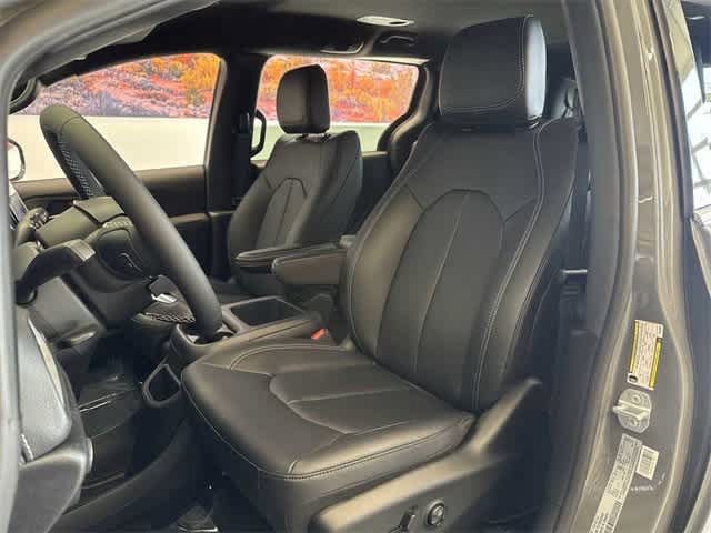 Thumbnail: 2025 Chrysler Pacifica - 18