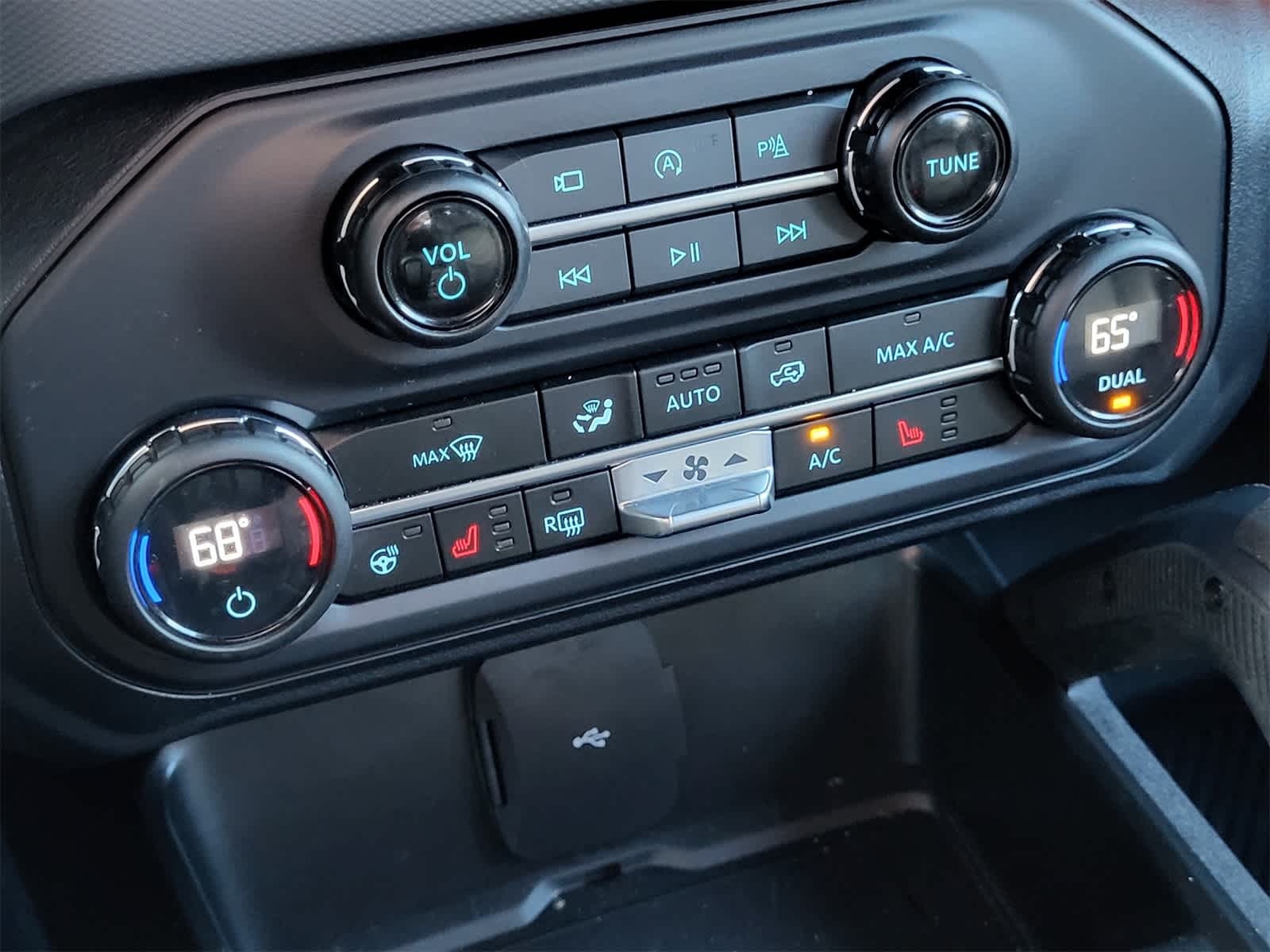 Thumbnail: 2023 Ford Bronco - 17