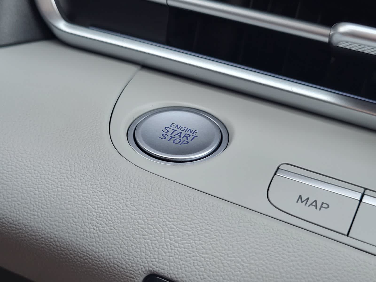 2025 Hyundai Elantra Limited - Photo 23