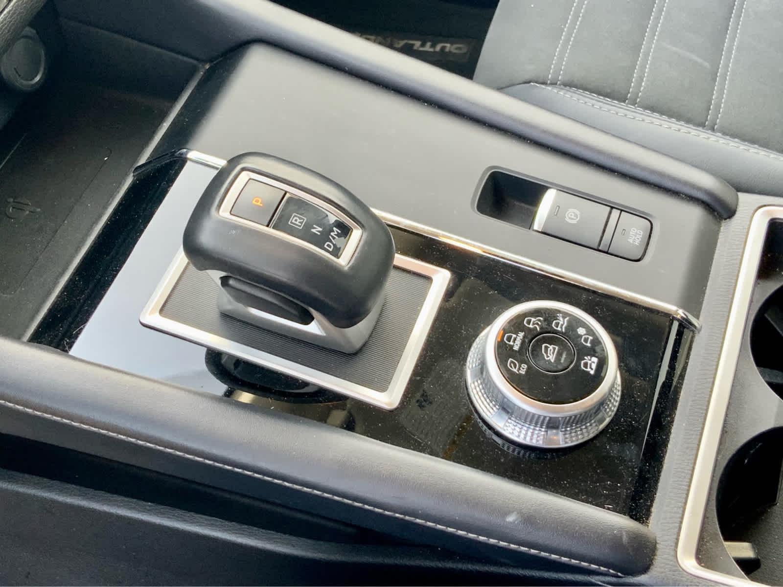 Thumbnail: 2024 Mitsubishi Outlander - 45