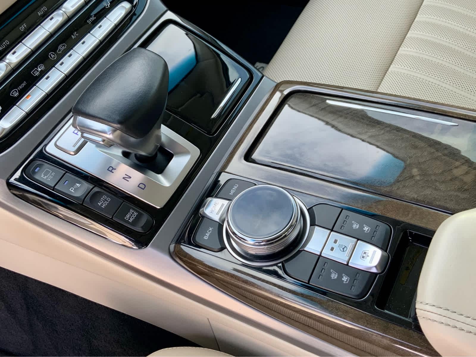 Thumbnail: 2017 Genesis G90 - 46