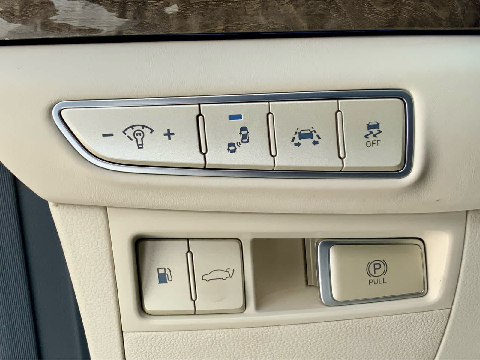 Thumbnail: 2017 Genesis G90 - 49