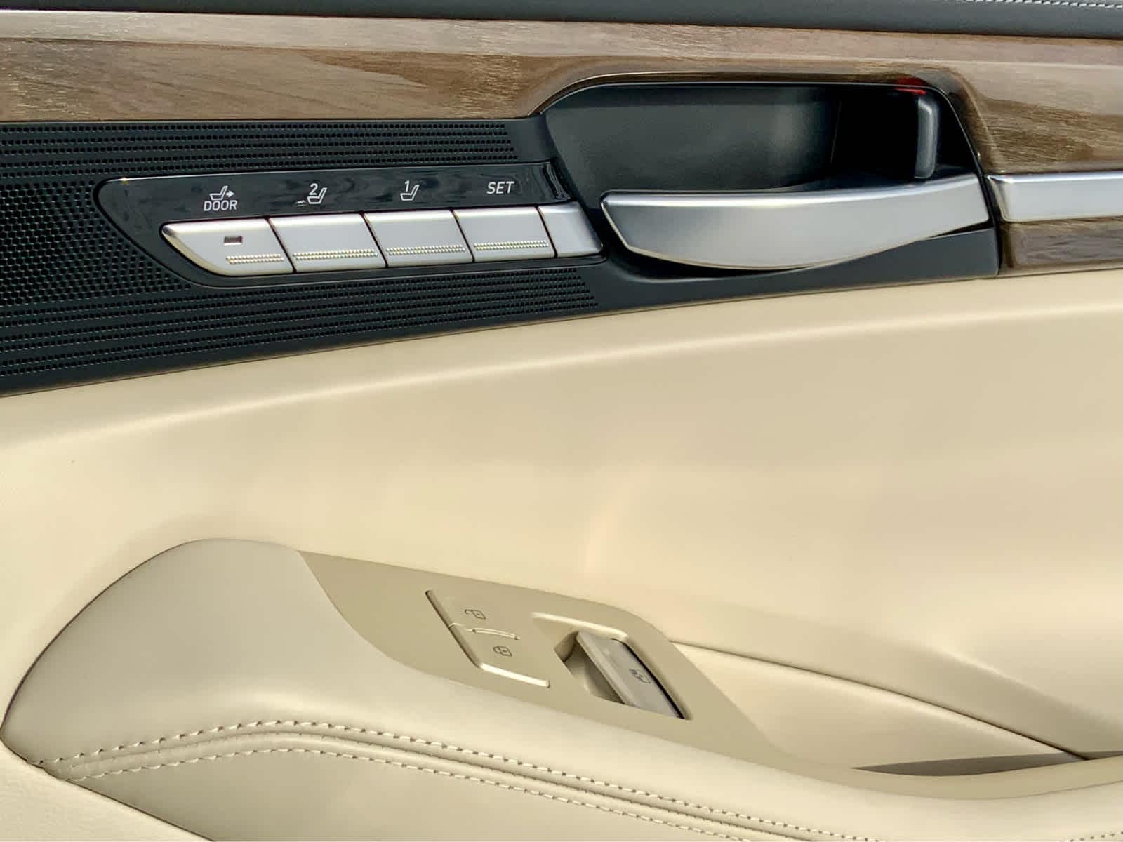 Thumbnail: 2017 Genesis G90 - 51