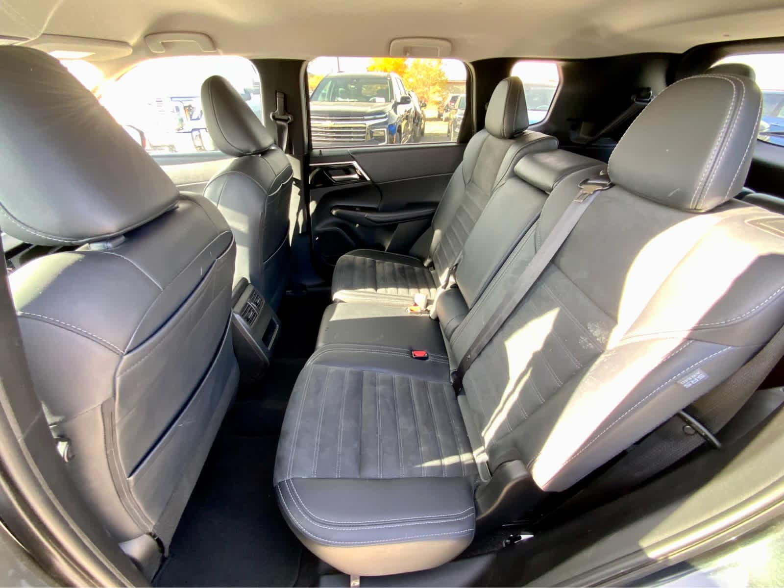 Thumbnail: 2024 Mitsubishi Outlander - 25