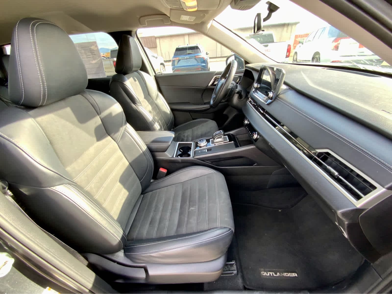 Thumbnail: 2024 Mitsubishi Outlander - 24