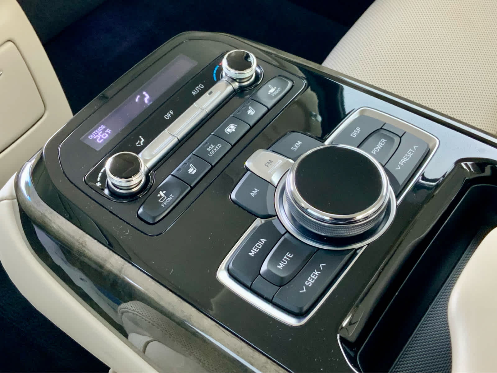 Thumbnail: 2017 Genesis G90 - 32