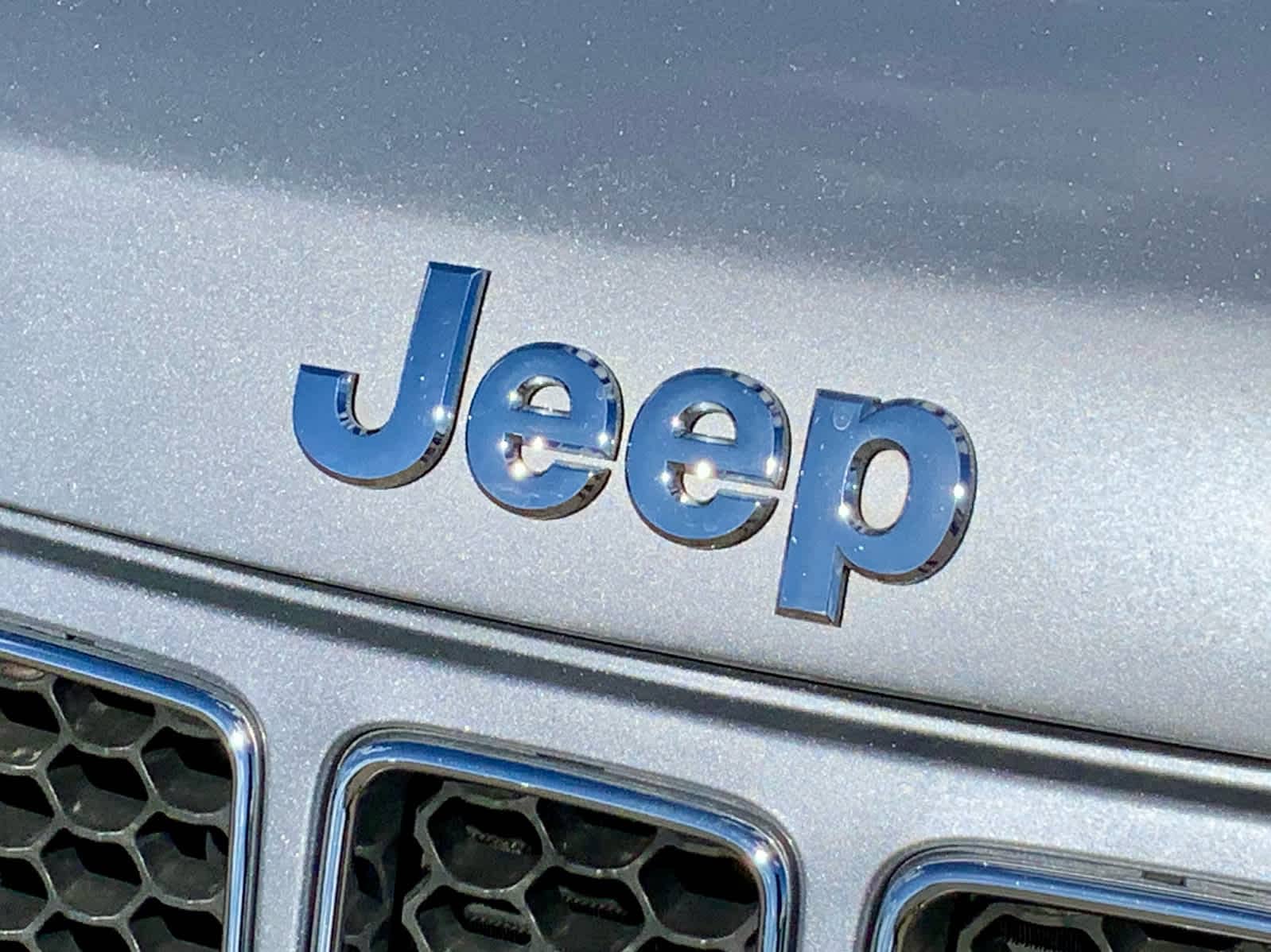 Thumbnail: 2015 Jeep Grand Cherokee - 17