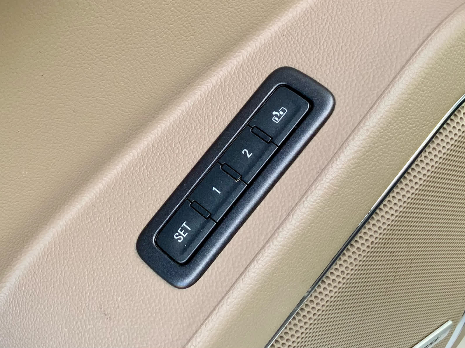Thumbnail: 2015 Chevrolet Tahoe - 46